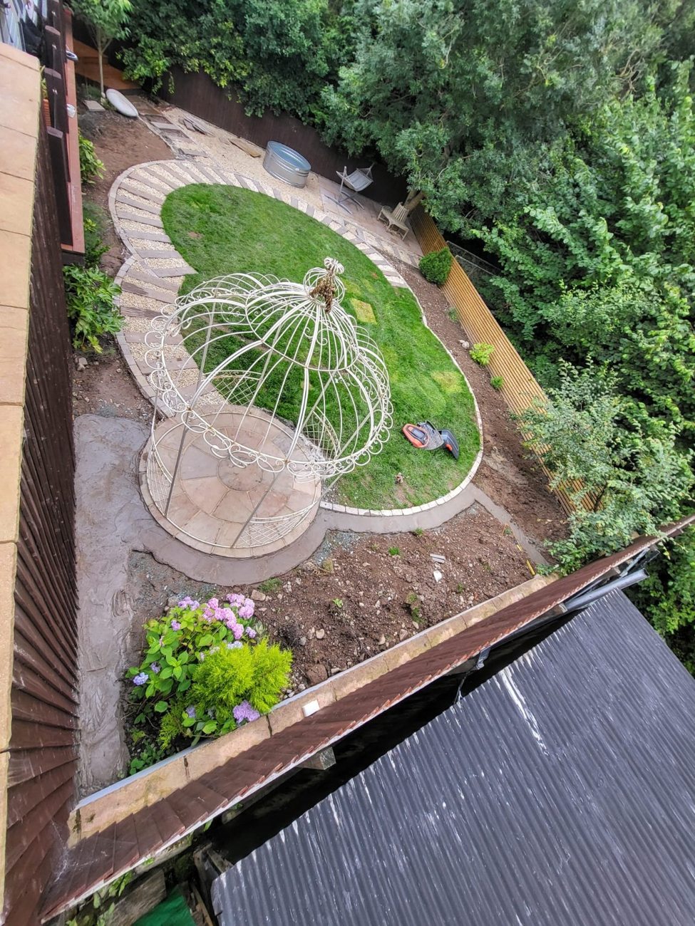 Curved garden landscaping