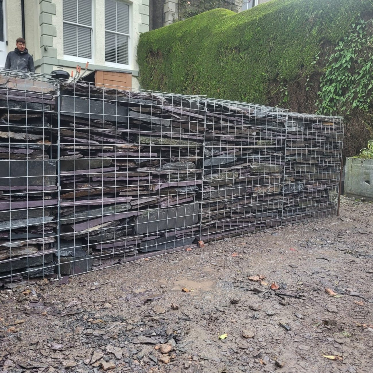 Gabion retaining wall